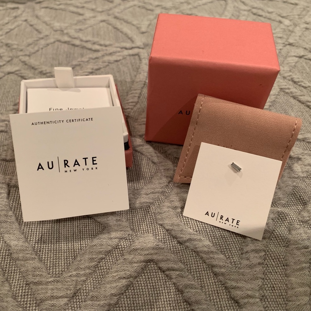 Single Aurate White Gold Bar Stud Earring